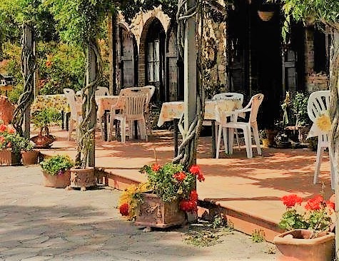 Terracotta Fliesen auf einer Terrasse mit Stühlen und Tischen 