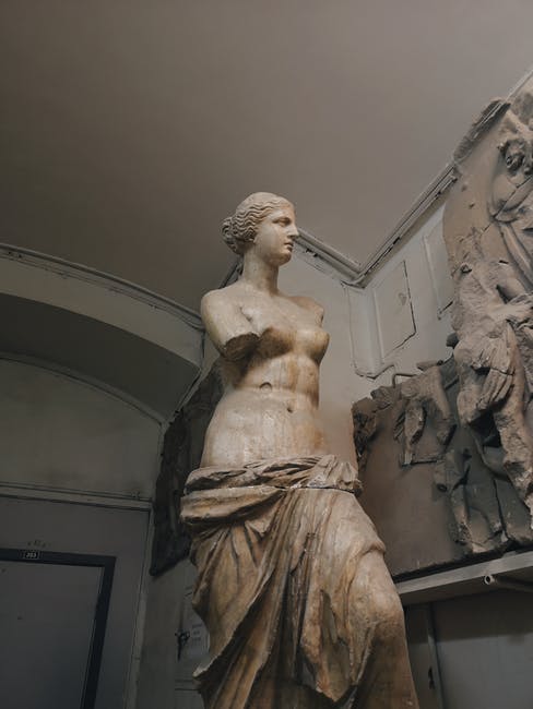 Venus-Skulptur vor Tür